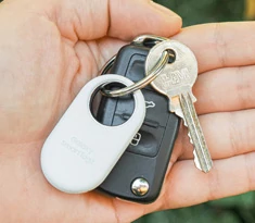 Okos nyomkövető (smart tag)