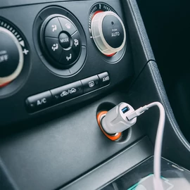 Autós szivargyújtó adapter 2 USB aljzattal, 2,4 A, Fehér