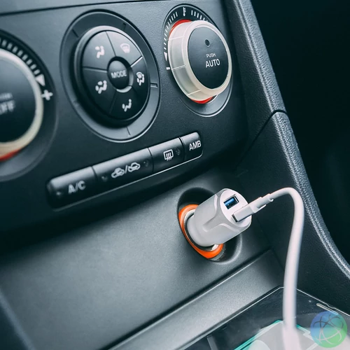 Autós szivargyújtó adapter 2 USB aljzattal, 2,4 A, Fehér