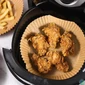 Kép 2/5 - Air fryer sütőpapír, olaj nélküli sütőhöz, kör, 23 cm, 50 db / csomag