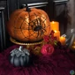 Kép 2/2 - Halloween-i tök dekoráció, narancs glitteres, pókhálóval, 15 cm