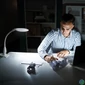 Kép 2/5 - Asztali LED lámpa - nagyítóval - csipeszes - fehér