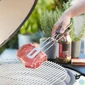 Kép 2/3 - Barbecook BC-ACC-7028 army stílusú fogó, 38cm-es, khaki zöld nyél