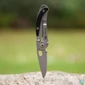 Kép 3/5 - True Utility Skeletonknife, TU571K, 4 cm rozsdamentes acél penge, eloxált alumínium tok, karabiner rögzítési pont, jobb és balkezes