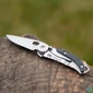 Kép 4/5 - True Utility Skeletonknife, TU571K, 4 cm rozsdamentes acél penge, eloxált alumínium tok, karabiner rögzítési pont, jobb és balkezes